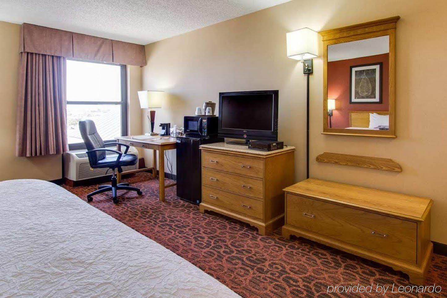 Hampton Inn Salina Exteriör bild